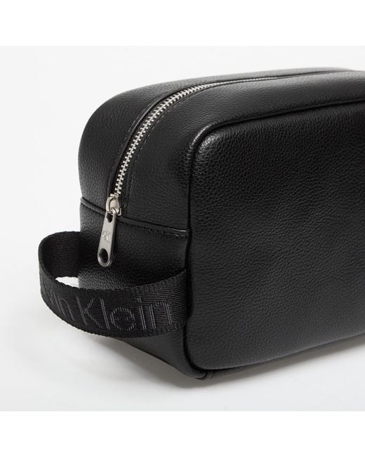 Cargo Dopp Kit di Calvin Klein in Black