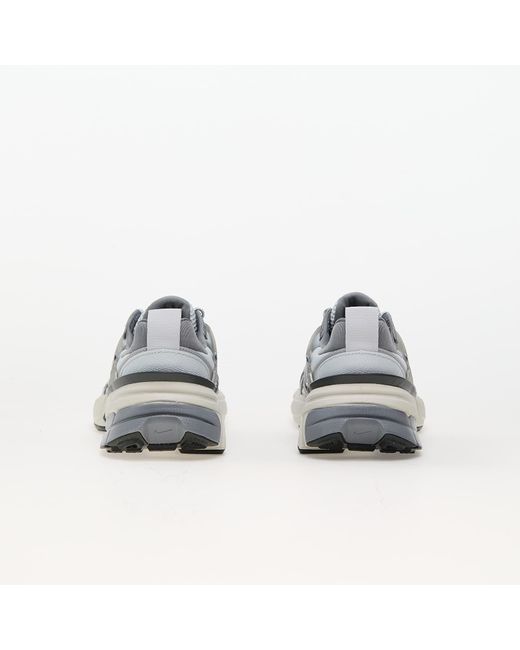 W v2k run pure platinum/ mtlc cool grey-wolf grey di Nike in Gray