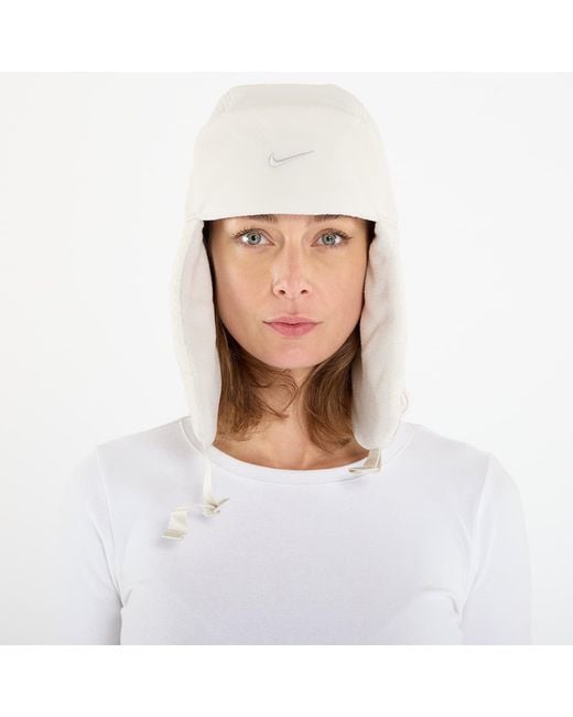 Berretto Fly Unstructured Puffer Trapper Cap Light Bone/ Light Bone/ Light Bone di Nike in White