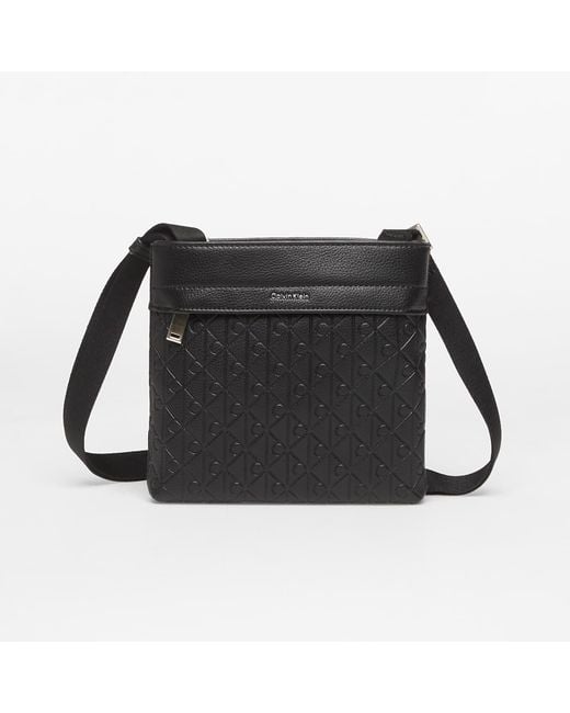 Sac emblem aop emboss flatpack universal Calvin Klein en coloris Black