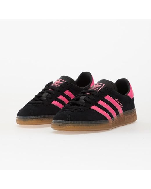 Sneakers Adidas Muenchen W Core/ Lucid/ Gum5 Eur di Adidas Originals in Red