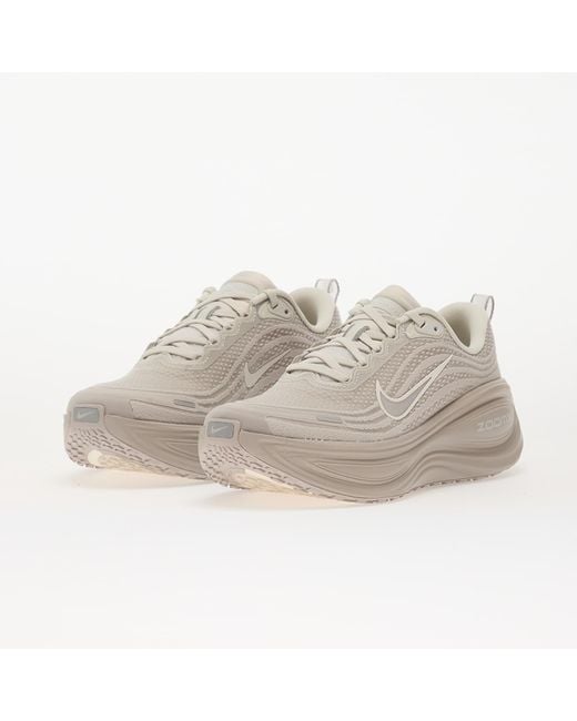 Sneakers Vomero Plus Lt Bone/ Phantom-Lt Iron Ore-Mtlc Eur di Nike in White da Uomo
