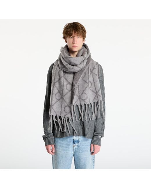 Sciarpa Emblem Aop Brushed Scarf di Calvin Klein in Gray