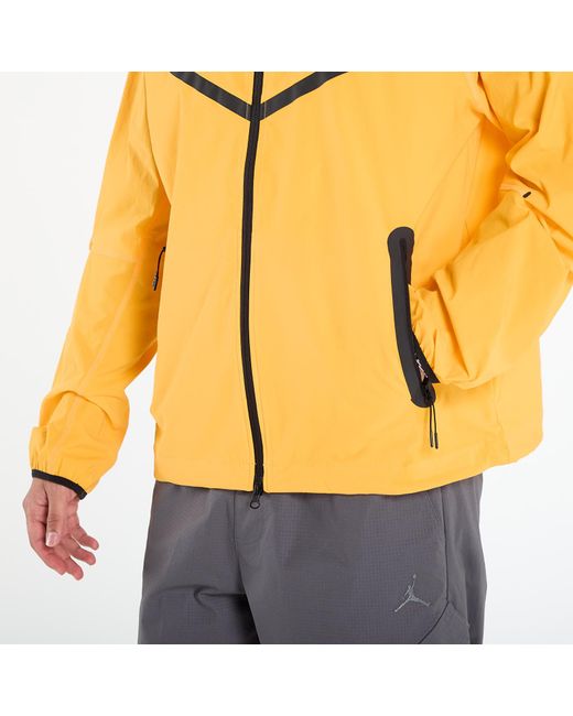 Giacca Tech Woven Full-Zip Windrunner Jacket di Nike in Metallic da Uomo