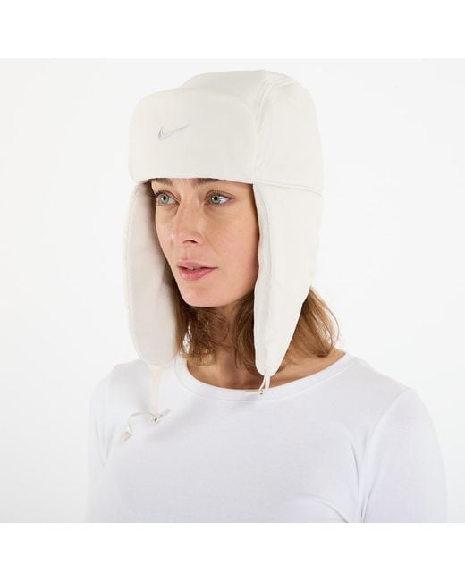 Berretto Fly Unstructured Puffer Trapper Cap Light Bone/ Light Bone/ Light Bone di Nike in White