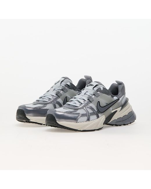 W v2k run pure platinum/ mtlc cool grey-wolf grey di Nike in Gray