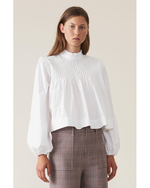 chiffon saree with sleeveless blouse