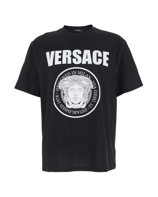 T-Shirt Girocollo Con Maxi Stampa Logo Sul Fronte di Versace in Black da Uomo