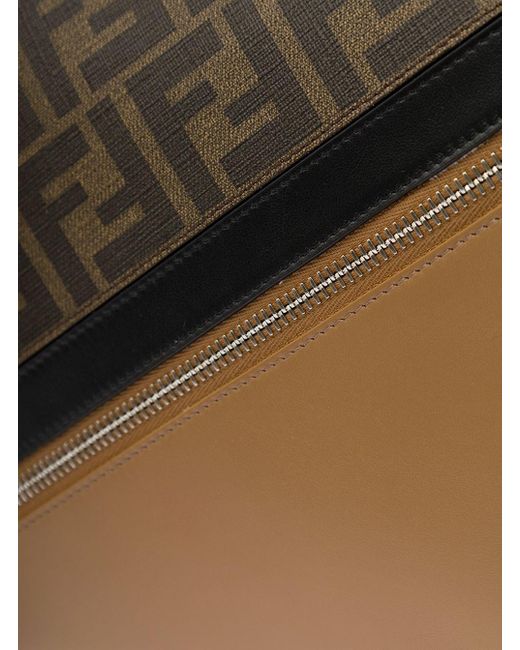 Clucth piatta con inserto diagonale in pelle uomo di Fendi in Gray da Uomo
