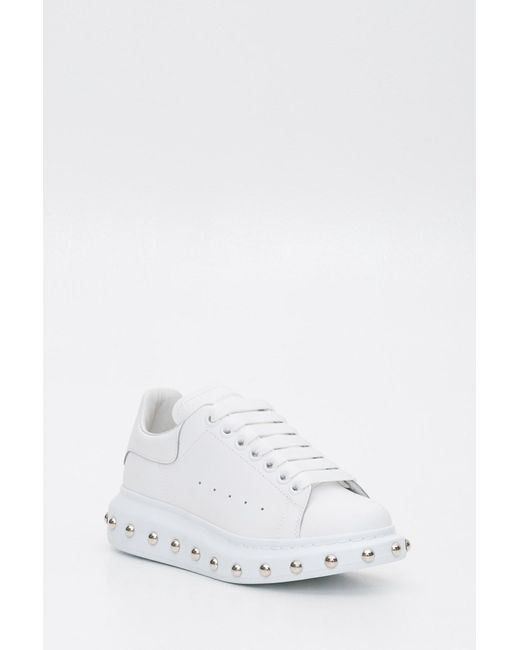 Women's White Sneaker Oversize Sole Con Borchie Sulla Suola Women's White Sneaker Oversize Sole Con Borchie Sulla Suola