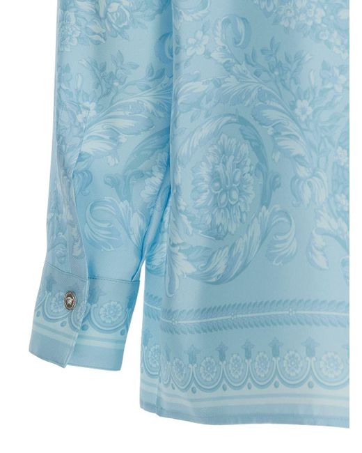 Camicia con stampa barocco tono su tono in seta azzurro di Versace in Blue