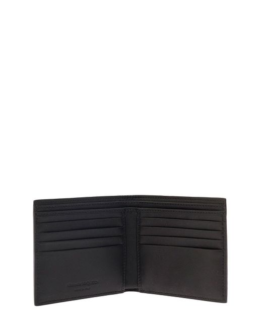 Portafoglio bi-fold con patch mini skull in pelle stampa cocco nera di Alexander McQueen in Black da Uomo