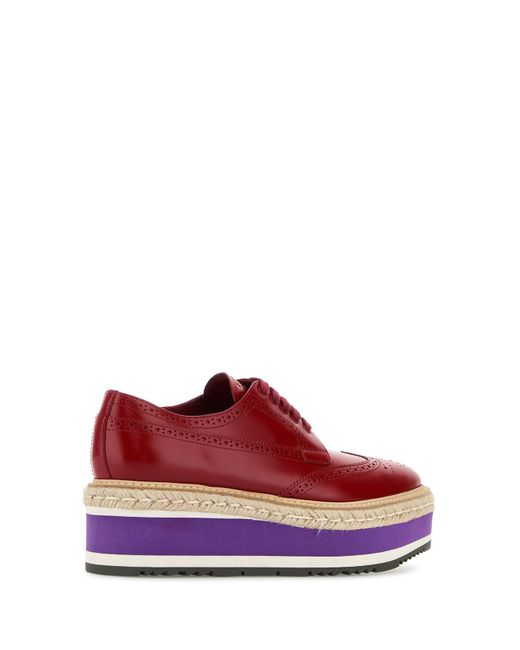 Scarpe stringate in pelle rossa di Prada in Red