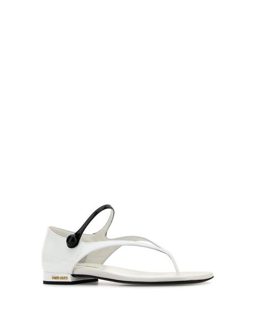 Sandali infradito in pelle bianca di Miu Miu in White