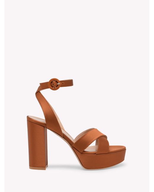 Sabrina di Gianvito Rossi in Pink