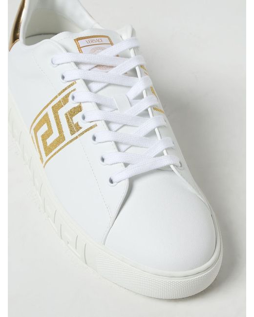 Sneakers in pelle sintetica con Greca ricamata di Versace in White da Uomo