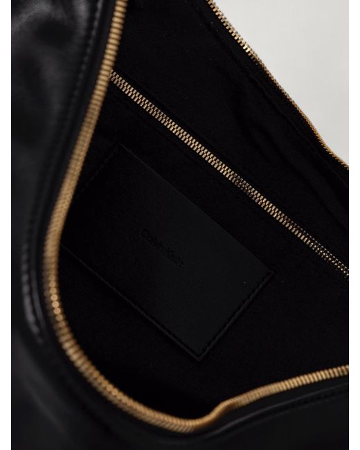 Borsa A Spalla Pinched Soft Crescent di Calvin Klein in Black
