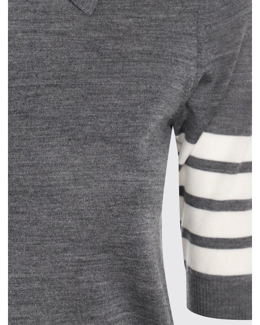 Polo De Punto Slim Fit De Lana Virgen Con Motivo De 4 Rayas Thom Browne de color Gray