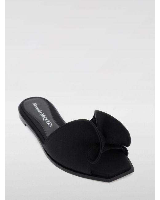 Sandalias planas con detalle asimétrico Alexander McQueen de color Black