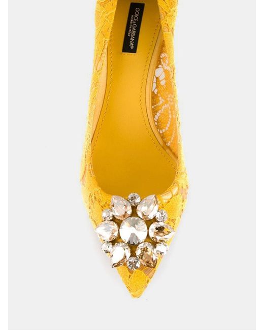 Pump in macramè con fibbia gioiello di Dolce & Gabbana in Yellow