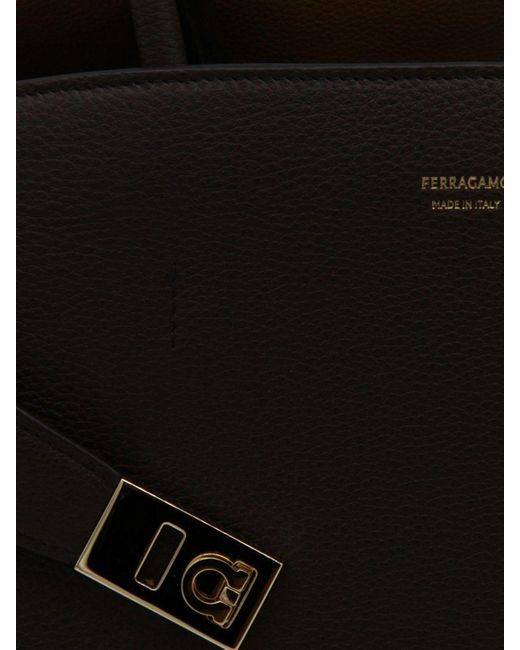 Borsa Hug Medium di Ferragamo in Black