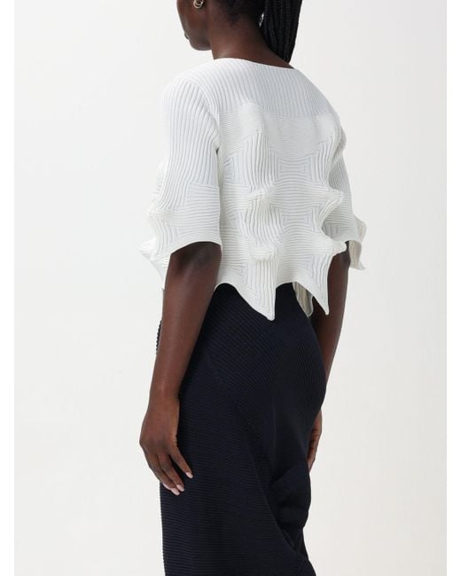 Top e bluse di Issey Miyake in White