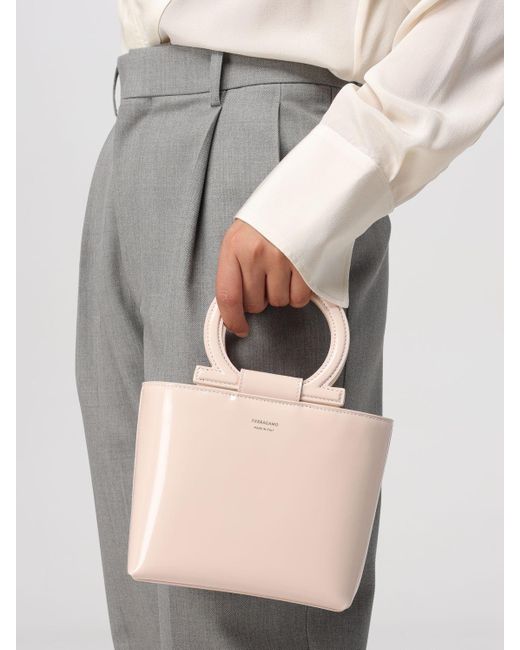Ferragamo Natural Schultertasche Damen