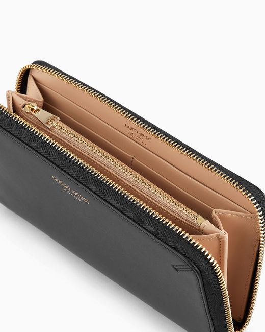 Cartera La Prima Con Cremallera Perimetral De Piel Graneada Giorgio Armani de color Black