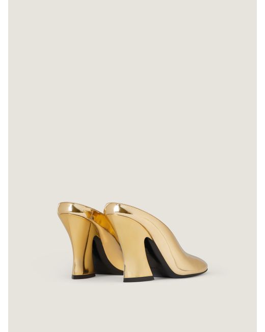 Mule con tacco Sculpted in pelle effetto specchio di Givenchy in Natural