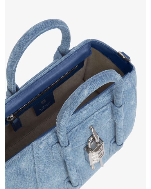 Borsa Antigona Lock mini in denim slavato di Givenchy in Blue