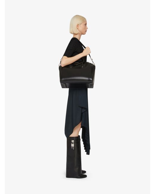 Medium Antigona bag di Givenchy in Black