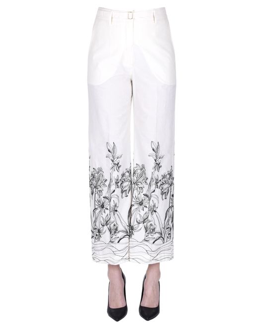 Pantaloni con ricami floreali di Seventy in White