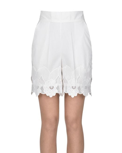 Shorts con orlo in pizzo di MILVA MI in White