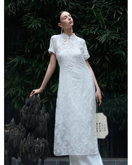 GOELIA White 8.5 Momme Mulberry Silk Floral Qipao Midi Dress