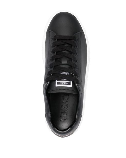 Sneakers goffrate con motivo Greca di Versace in Black