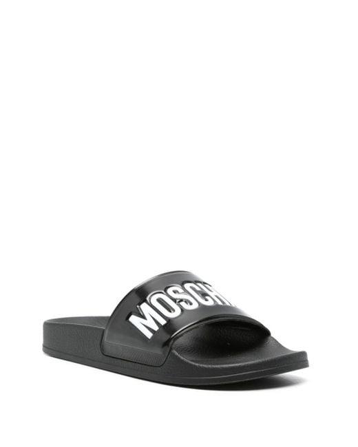 Sandali slides con logo goffrato di Moschino in Black