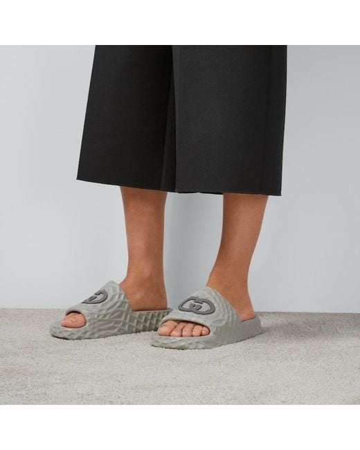 Sandalo Slider Con Incrocio GG di Gucci in Gray da Uomo