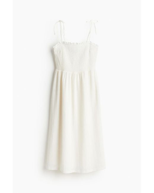 H&M White Gesmoktes Kleid mit Bindeträgern