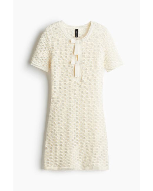 H&M Natural Kleid aus Pointellestrick mit Zierschleifen