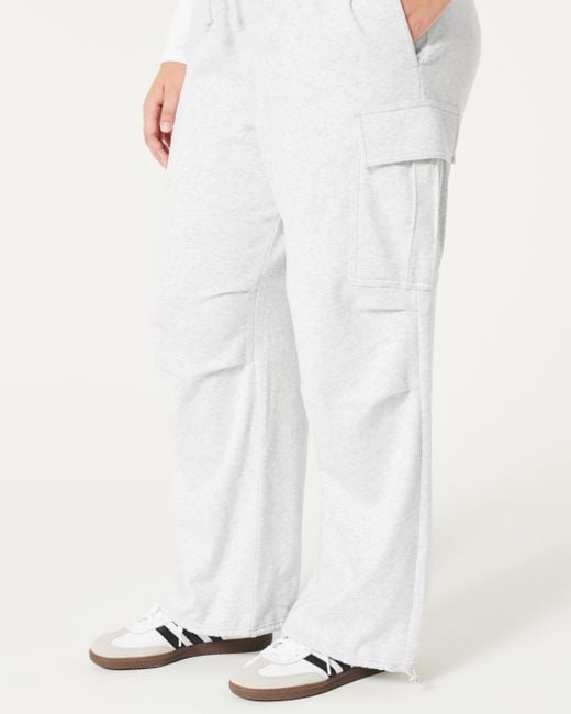 Hollister White Wohlfühl-Cargohose aus Fleece im Stil einer Fallschirmhose; mit verstellbarer Bundhöhe.