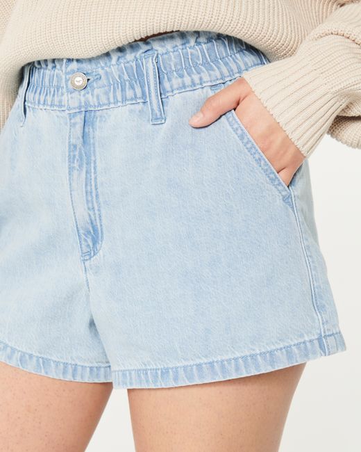 Hollister Blue Ultra High Rise Mom-Jeans-Shorts in heller Waschung mit gerafftem Design an der Taille