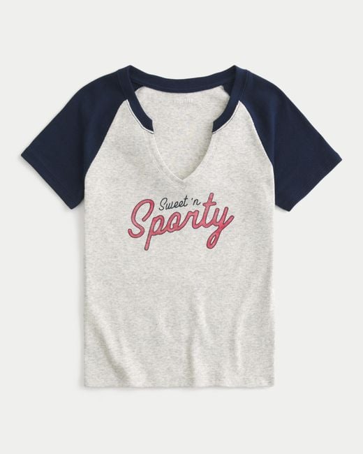 Hollister Blue Lässiges Baby-Tee mit eingekerbtem Ausschnitt und Sweet 'n Sporty-Grafik