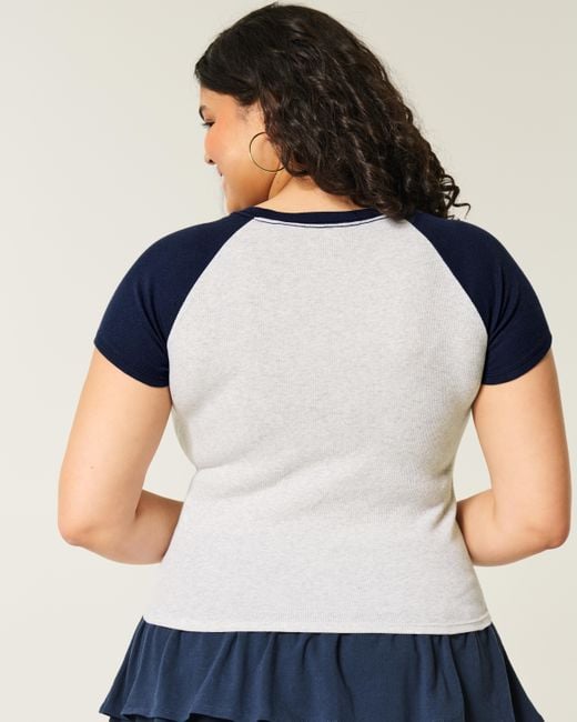 Hollister Blue Lässiges Baby-Tee mit eingekerbtem Ausschnitt und Sweet 'n Sporty-Grafik