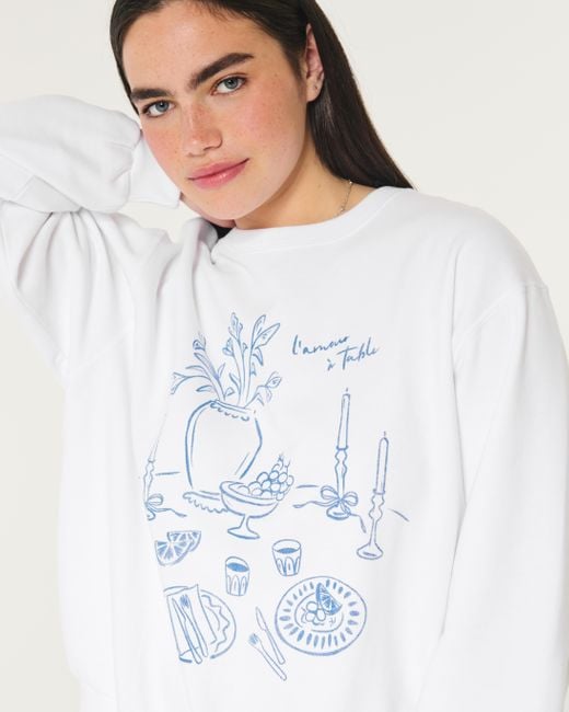 Hollister White Lässiges Sweatshirt mit Rundhalsausschnitt und L'Amour à Table-Grafik
