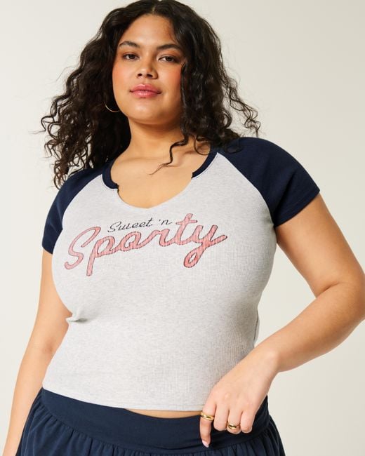 Hollister Blue Lässiges Baby-Tee mit eingekerbtem Ausschnitt und Sweet 'n Sporty-Grafik