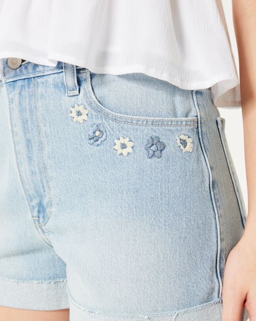 Hollister Blue Ultra High Rise Mom-Jeans-Shorts in heller Waschung mit Blumenstickerei