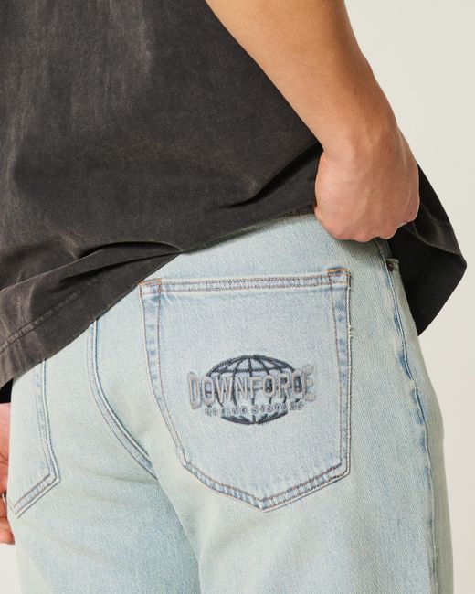 Hollister Locker geschnittene Jeans in heller Waschung mit Downforce Racing-Grafik in Blue für Herren