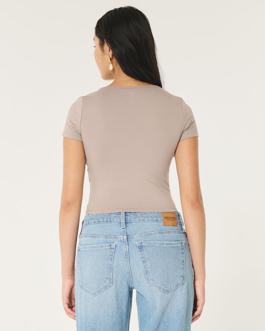 Hollister Natural T-Shirt aus nahtlosem Soft-Stretch-Material mit eckigem Ausschnitt