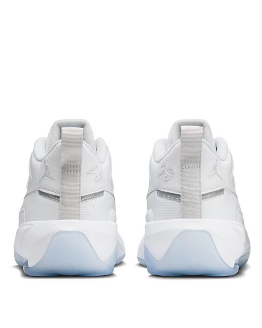 Nike White Aj Max Aura 7 Shoes for men