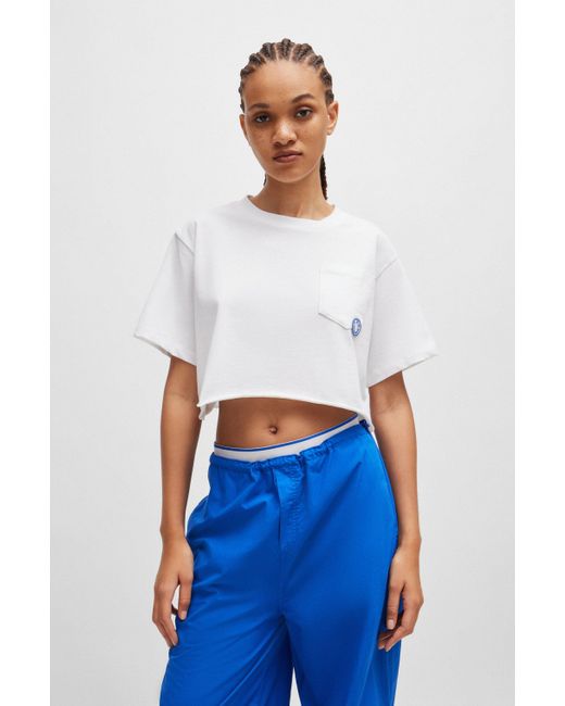 HUGO White Relaxed-Fit T-Shirt in Cropped-Länge mit Logo-Aufnäher